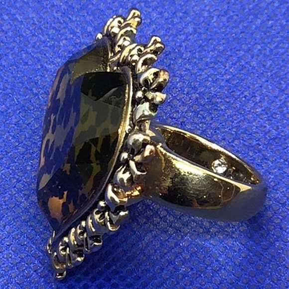 Vintage BETSEY JOHNSON Leaping Leopards Faceted Lucite Heart Ring. Size 7 - Picture 5 of 10